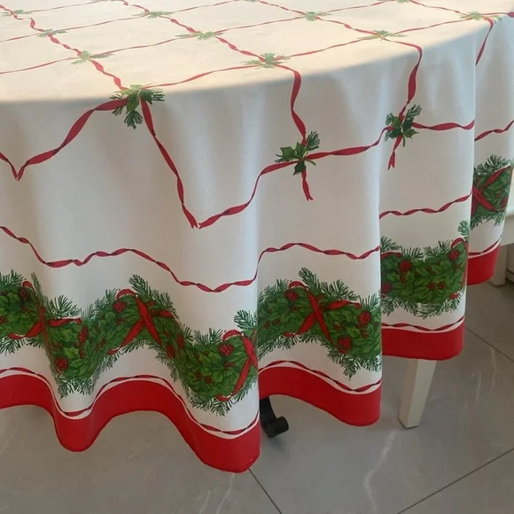 Holiday Festive Red/Green/white Oblong Tablecloth 
80 x 60 - Picture 5 of 10
